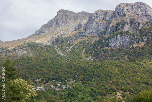 Foto Amazing view to the Tymfi mountain over Papiggo village, Pindos, Greece