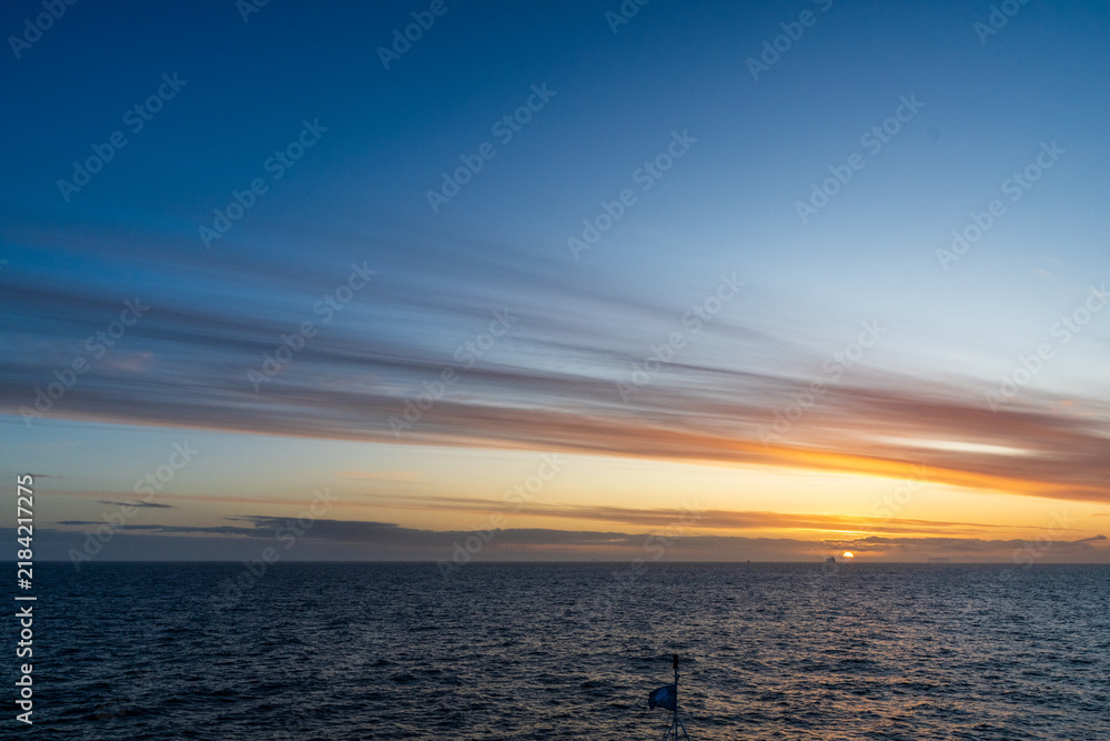 Obraz premium Impression of a beautiful sunset over the Bransfield strait in Antarctica