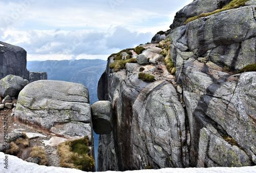 Cuadro en lienzo Famous Kjerag boulder - pinched over a 984-meter-deep abyss