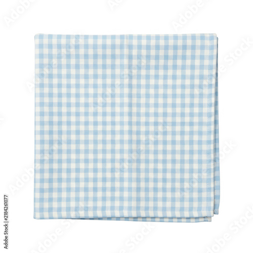 Une serviette en tissu pliée avec un motif à carreaux vichy bleu et blanc, isolée sur un fond blanc pur, idéale pour des présentations de pique-nique ou de décoration de table estivale.