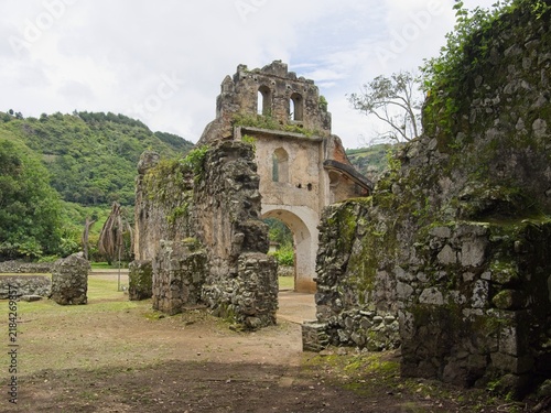 Cuadro en lienzo Side view of Ujarrás ruines in Costa Rica