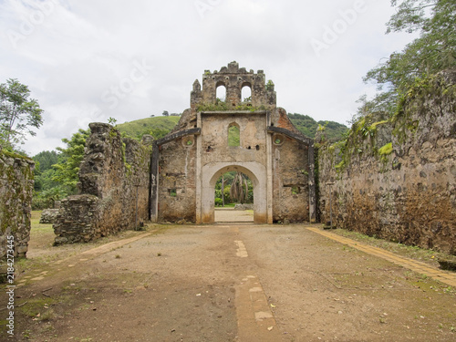 Cuadro en lienzo View of Ujarrás ruins from the inside