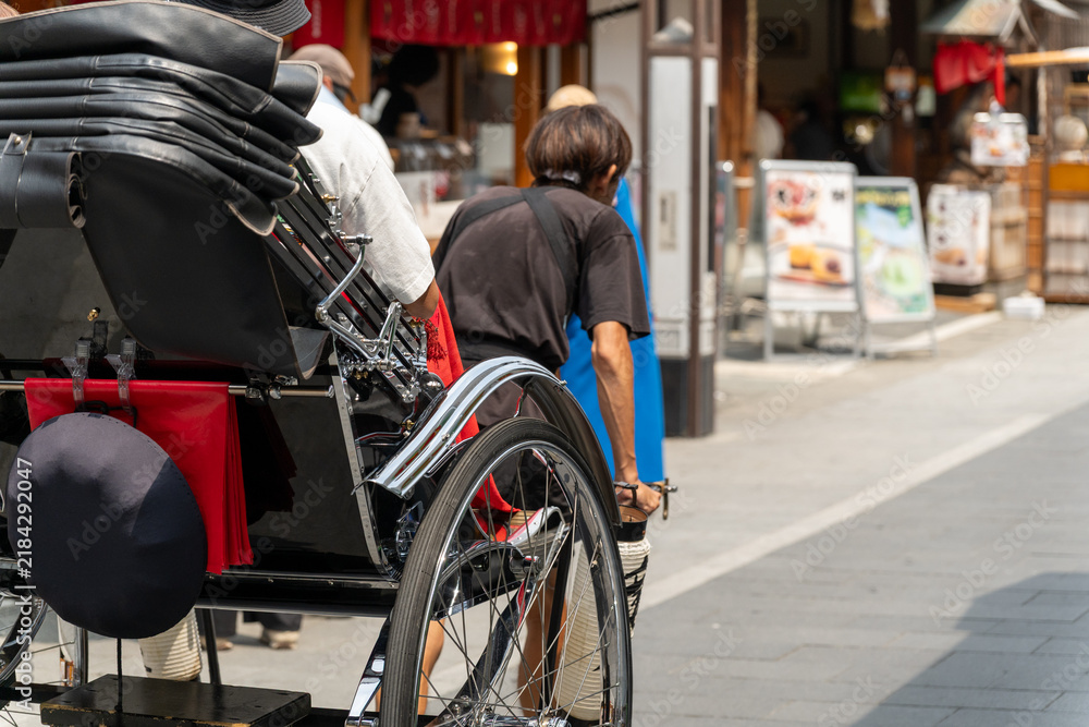 Obraz premium 人力車でおかげ横丁を楽しむ