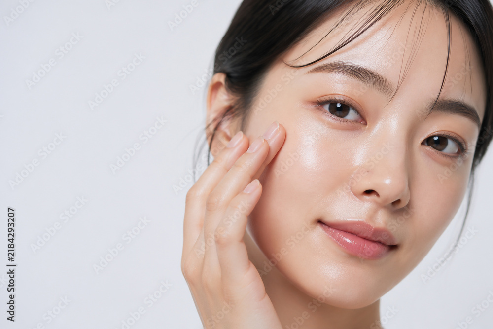 Obraz premium フェイシャルケアをする美しい日本人女性