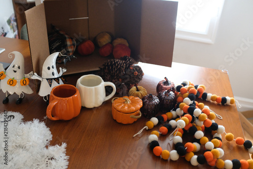Cuadro en lienzo Brown cardboard storage box with halloween decorations ready to decorate on kitchen table
