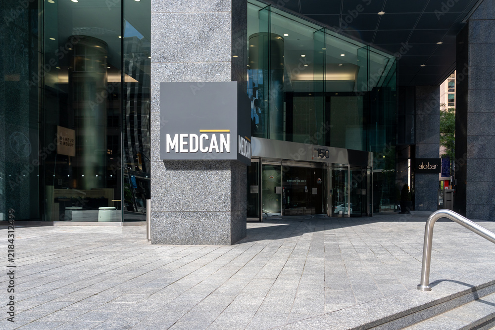 Obraz premium Toronto, Canada-September 7, 2026: The entrance to Medcan headquarters in Toronto, Canada. Medcan is a global leader in assessing clients' overall well-being and inspiring them to live well.