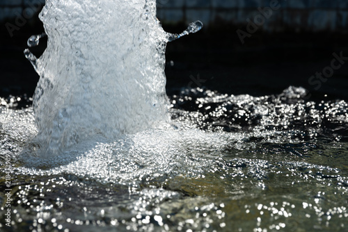 Foto a close-up, high-speed shot of a water fountain shooting upward and splashing into a pool