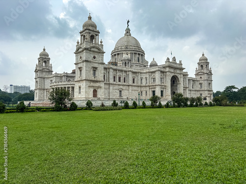 Cuadro en lienzo Victoria Memorial historical monument facade with green lawns in Kolkata