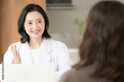 Fotografía Images of a clinic where a female doctor faces her patients and explains things