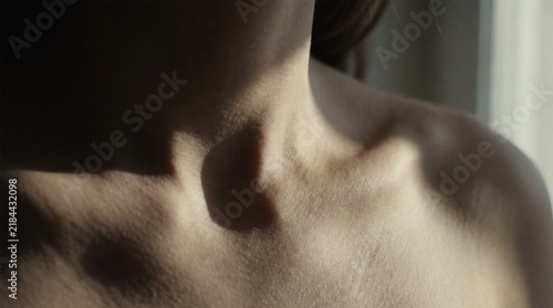 Obraz na płótnie Dramatic shadows on female neck collarbone and clavicle