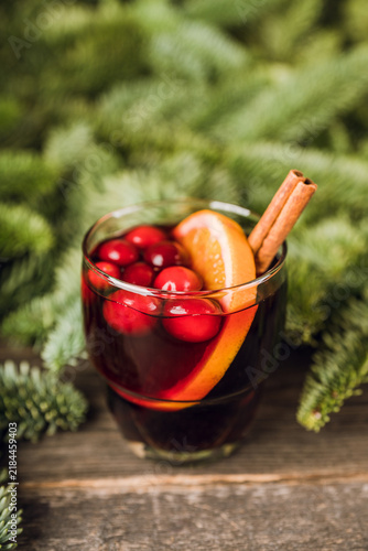 Cuadro en lienzo Mulled wine with orange, cranberry and cinnamon in fir forest setting
