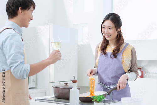 Фотография キッチンで料理をする夫婦