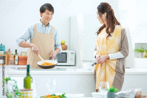 Photography キッチンで料理をする夫婦