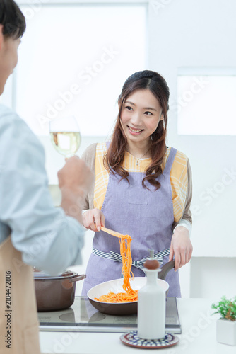 Фотография キッチンで料理をする夫婦