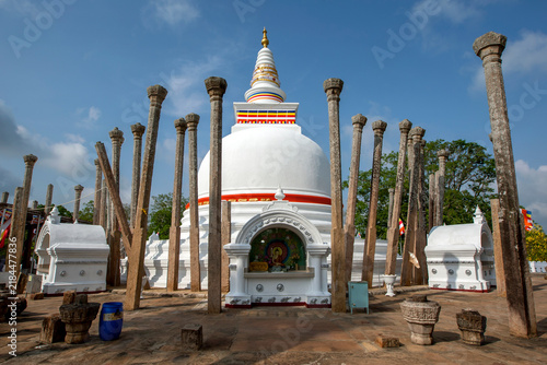 Foto The Thuparama Dagoba at Anuradhapura is the oldest Buddhist dagoba in Sri Lanka