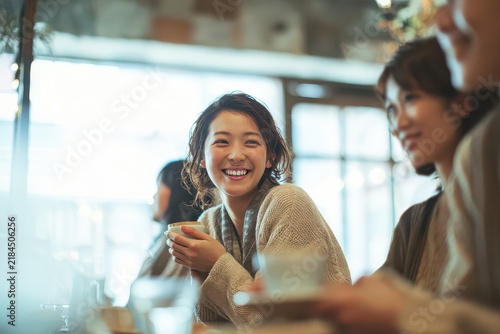 Plakat 友人とカフェで談笑する女性