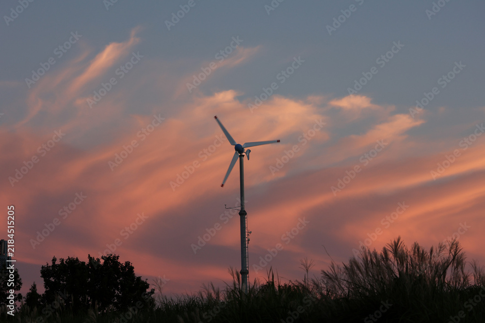 Obraz premium wind turbine at pink sunset