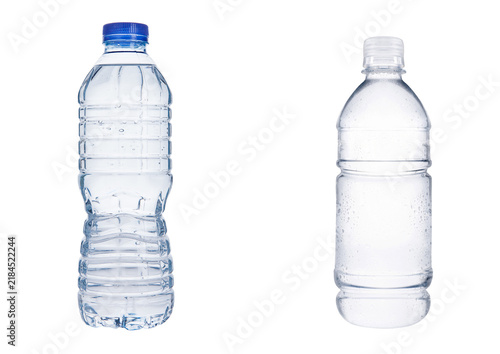Foto Two plastic water bottles isolated on white background for commercial beverage product design