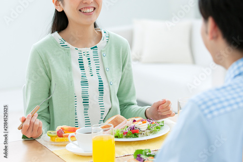Tapety artystyczne 朝食を食べる夫婦