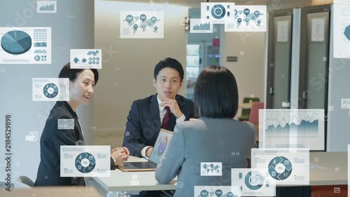 会議する人々とビジネスデータ。経営、経理、計画、マーケティング、営業、管理、システム、経済、リサーチ