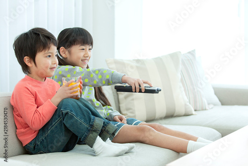 Tapety artystyczne テレビを見る男の子と女の子