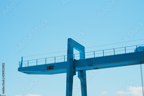 Obraz na płótnie 広島県大崎上島の夏の淡い青空を横切る水色の門型クレーンの桁と脚