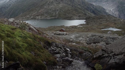 Idyllischer Bergbach in den Schweizer Alpen mit Bergsee Blick - Schweizer Bergpässe Grimsel Pass Berner Oberland