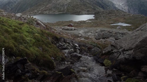 Idyllischer Bergbach in den Schweizer Alpen mit Bergsee - Schweizer Bergpässe Grimsel Pass Berner Oberland