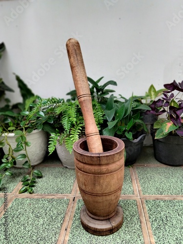 Canvastavla mortar and pestle with herbs