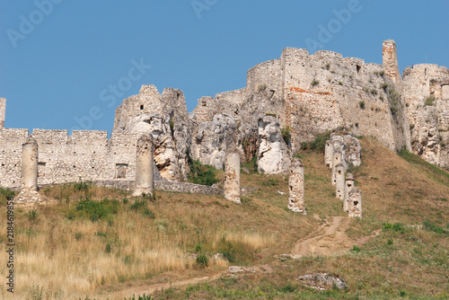 Fotografie spis castle ruins stone wall battlements medieval fortress slovakia clear blue s