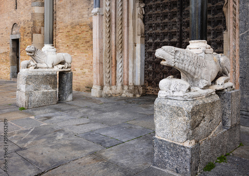 Bild auf Leinwand Stone lions guarding entrance of Lodi Cathedral in Piazza Broletto