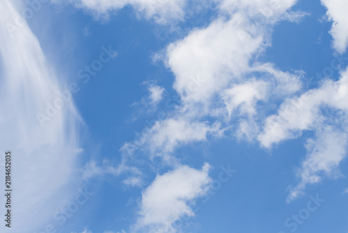 Tapety artystyczne The cloudy blue summer Sky