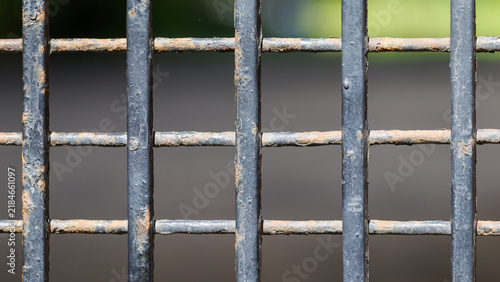 Foto Rusted metal grid shows weathered texture and grid pattern