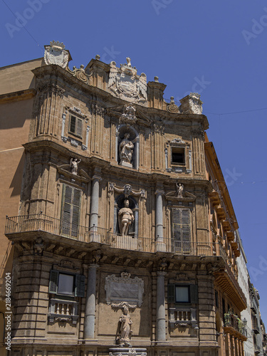 Cuadro en lienzo Eye-level architectural photograph of the concave Baroque facade at Quattro Canti in Palermo, Sicily, detailing the historic statues of Summer, King Philip II, and Saint Ninfa under a bright blue sky