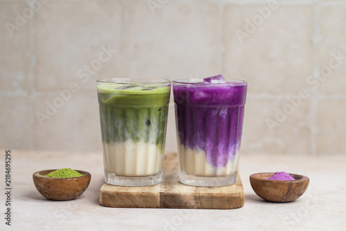 ube latte boisson fraiche violette glacée et et matcha latte thé lait	