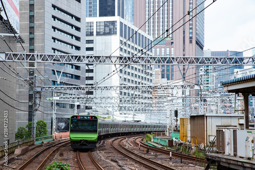 Obraz na płótnie 東京の鉄道とビル群_山手線