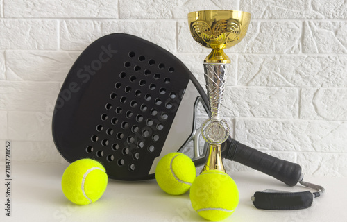 Bild auf Leinwand Gold cup with sports equipment, padel