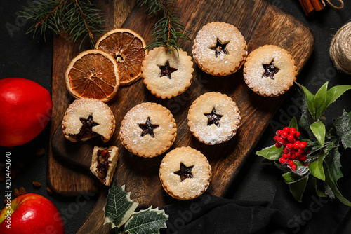 Foto Wooden boards of tasty Christmas mince pies with fresh apples, dried oranges and