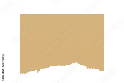 Trozo de papel kraft rasgado con borde irregular