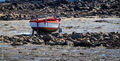 Canvastavla Fischerboot in der Bretagne bei Ebbe, Cotes d'Armor, Bretagne, Frankreich
