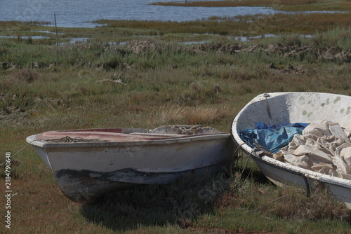 Fotografía Quiet boats resting beside Ria Formosa marshes