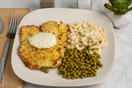 Foto baked haddock  with macaroni salad