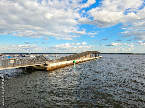 Moderne Seebrücke und Hafen am Senftenberger See