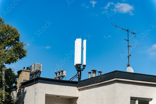 Fotografía Mobile network base station mast with sector antennas