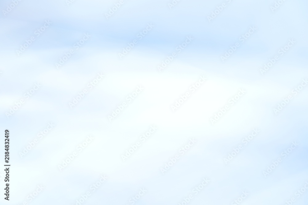 Obraz premium 背景素材 淡い青色のグラデーション背景 空や雲のような幻想的なイメージ 抽象背景