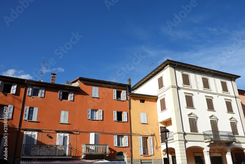 Façades colorées tons ocres de la ville de Savigno en Italie