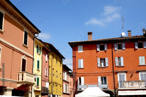 Façades colorées tons ocres de la ville de Savigno en Italie