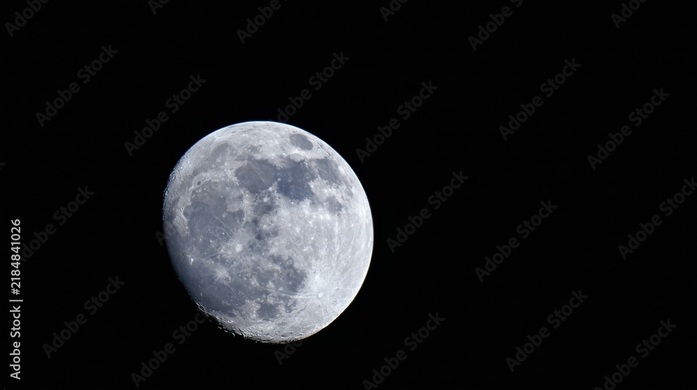 Obraz premium Detailed view of the moon's surface against a dark night sky