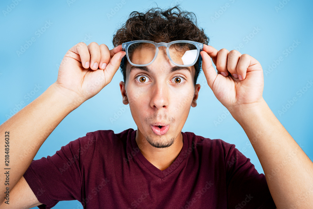 Obraz premium Young man realizing something important with shock
