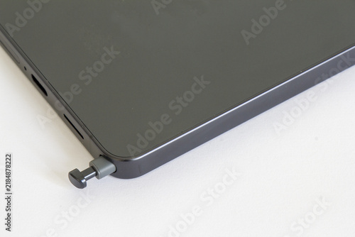 Foto Detailed close up view of a smartphone showing stylus pen partially ejected from